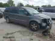 2010 Dodge Grand Caravan SXT z VIN 2D4RN5DX5AR239146, wystawiony jako Copart lot #66166755 z przebiegiem 190 078 mil mil oraz Szkoda całkowita • Salvage title. Historia ofert i sprzedaży dostępna na DreamBid. Obrazek 4.