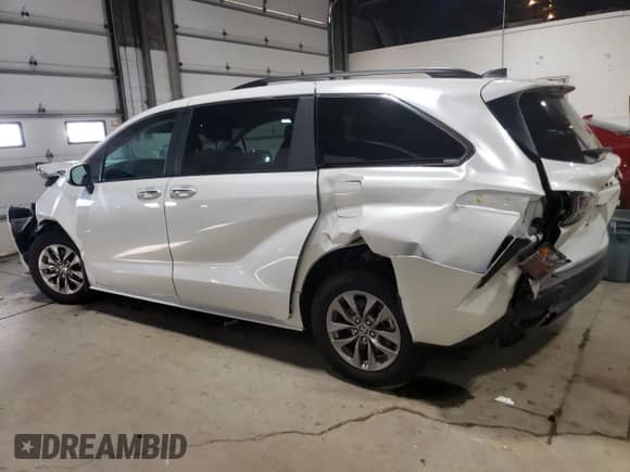 2025 Toyota Sienna XLE with VIN 5TDJSKFCXSS165288, listed as a Copart auction lot 82656415 with 14,901 mi miles and Salvage title. Bid and sale history available at DreamBid. Image 2.