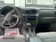 2003 Chevrolet TrailBlazer EXT LT z VIN 1GNET16S136172543, wystawiony jako Copart lot #65746185 z przebiegiem 193 815 mil mil oraz Czysty tytuł • Clean title. Historia ofert i sprzedaży dostępna na DreamBid. Obrazek 9.