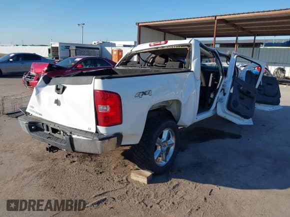 2011 Chevrolet Silverado 1500 LT z VIN 3GCPKSEAXBG200677, wystawiony jako IAAI lot #43129728 z przebiegiem 187 458 mil mil oraz . Historia ofert i sprzedaży dostępna na DreamBid. Obrazek 4.