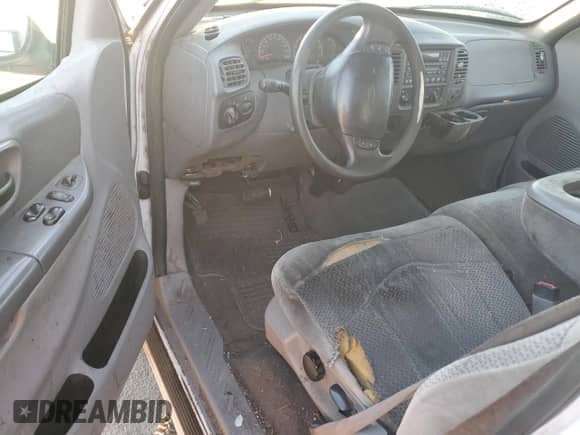 2000 Ford F-150 XL z VIN 1FTRX17L9YKA94727, wystawiony jako Copart lot #72477424 z przebiegiem Nie podano mil oraz Czysty tytuł • Clean title. Historia ofert i sprzedaży dostępna na DreamBid. Obrazek 8.