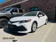 2021 Toyota Camry LE z VIN 4T1C11AK7MU595701, wystawiony jako Copart lot #65841075 z przebiegiem 30 616 mil mil oraz Czysty tytuł • Clean title. Historia ofert i sprzedaży dostępna na DreamBid. Obrazek 2.
