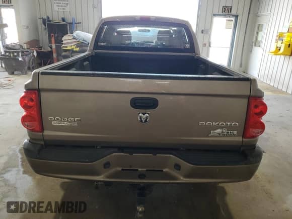 2010 Dodge Dakota Bighorn/Lonestar z VIN 1D7CW3GK2AS105977, wystawiony jako Copart lot #57417375 z przebiegiem 104 203 mil mil oraz Szkoda całkowita • Salvage title. Historia ofert i sprzedaży dostępna na DreamBid. Obrazek 6.