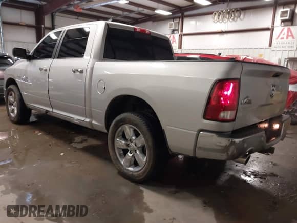 2017 Ram 1500 Big Horn z VIN 1C6RR6LT2HS547932, wystawiony jako IAAI lot #41293077 z przebiegiem 111 714 mil mil oraz . Historia ofert i sprzedaży dostępna na DreamBid. Obrazek 3.