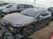 2023 Toyota Camry SE z VIN 4T1G11AK9PU155758, wystawiony jako Copart lot #42059185 z przebiegiem 18 622 mil mil oraz Czysty tytuł • Clean title. Historia ofert i sprzedaży dostępna na DreamBid. Obrazek 1.