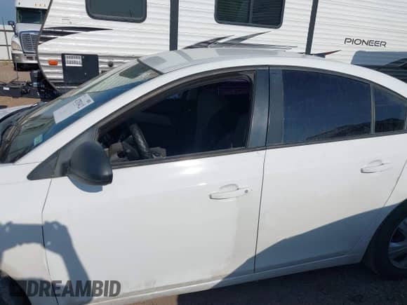 2013 Chevrolet Cruze LS z VIN 1G1PA5SG7D7240624, wystawiony jako IAAI lot #42783412 z przebiegiem 149 482 mil mil oraz . Historia ofert i sprzedaży dostępna na DreamBid. Obrazek 14.