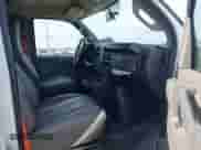 2023 Chevrolet Express Cargo z VIN 1GCWGBFP6P1242592, wystawiony jako IAAI lot #40702654 z przebiegiem 19 163 mil mil oraz . Historia ofert i sprzedaży dostępna na DreamBid. Obrazek 5.