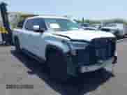 2023 Toyota Tundra Limited Hybrid z VIN 5TFJC5DBXPX037076, wystawiony jako IAAI lot #42324604 z przebiegiem 39 900 mil mil oraz . Historia ofert i sprzedaży dostępna na DreamBid. Obrazek 14.