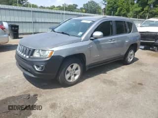 2016 Jeep Compass Latitude z VIN 1C4NJCEB8GD703699, wystawiony jako Copart lot #69475955 z przebiegiem 120 794 mil mil oraz Szkoda całkowita • Salvage title. Historia ofert i sprzedaży dostępna na DreamBid. Obrazek 1.