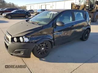 2014 Chevrolet Sonic LT z VIN 1G1JD6SB4E4170915, wystawiony jako Copart lot #85765024 z przebiegiem 127 777 mil mil oraz Szkoda całkowita • Salvage title. Historia ofert i sprzedaży dostępna na DreamBid. Obrazek 1.