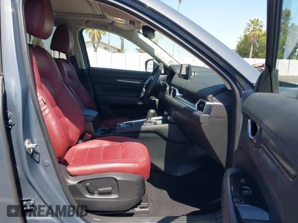 2022 Mazda CX-5 S Carbon Edition z VIN JM3KFBCM7N1601447, wystawiony jako IAAI lot #42463014 z przebiegiem 37 126 mil mil oraz . Historia ofert i sprzedaży dostępna na DreamBid. Obrazek 5.