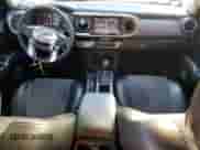 2023 Toyota Tacoma SR5 z VIN 3TMAZ5CN9PM214829, wystawiony jako Copart lot #87104895 z przebiegiem 10 509 mil mil oraz Szkoda całkowita • Salvage title. Historia ofert i sprzedaży dostępna na DreamBid. Obrazek 8.