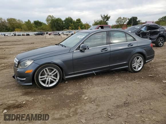 2013 Mercedes-Benz C 300 Luxury z VIN WDDGF8AB8DA791881, wystawiony jako Copart lot #87446505 z przebiegiem 304 962 mil mil oraz Czysty tytuł • Clean title. Historia ofert i sprzedaży dostępna na DreamBid. Obrazek 1.