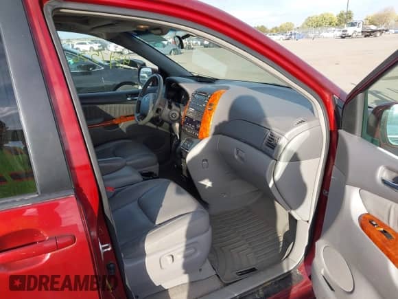 2010 Toyota Sienna XLE с VIN 5TDYK4CC6AS321792, выставлен на аукционе IAAI как лот 43475363 с пробегом 172 171 миль миль и . История ставок и продаж доступна на DreamBid. Изображение 5.