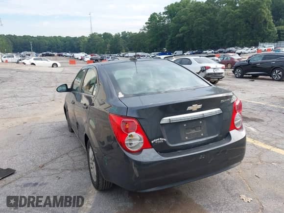 2016 Chevrolet Sonic LT z VIN 1G1JC5SH9G4157517, wystawiony jako IAAI lot #43096087 z przebiegiem 122 808 mil mil oraz . Historia ofert i sprzedaży dostępna na DreamBid. Obrazek 3.