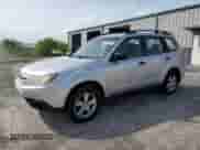 2011 Subaru Forester X z VIN JF2SHABC6BH768151, wystawiony jako Copart lot #55144155 z przebiegiem 101 689 mil mil oraz Czysty tytuł • Clean title. Historia ofert i sprzedaży dostępna na DreamBid. Obrazek 1.