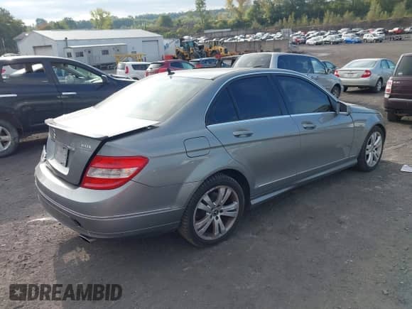 2011 Mercedes-Benz C 300 Sport z VIN WDDGF8BB8BR142823, wystawiony jako IAAI lot #43254470 z przebiegiem 88 458 mil mil oraz . Historia ofert i sprzedaży dostępna na DreamBid. Obrazek 4.