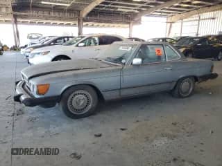1984 Mercedes-Benz 380 SL z VIN WDBBA45A6EA002284, wystawiony jako Copart lot #71053585 z przebiegiem 302 733 mil mil oraz Czysty tytuł • Clean title. Historia ofert i sprzedaży dostępna na DreamBid. Obrazek 1.