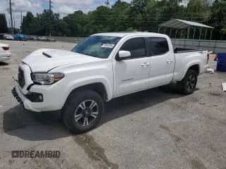 2018 Toyota Tacoma SR5 z VIN 3TMBZ5DN3JM016239, wystawiony jako Copart lot #68904385 z przebiegiem 77 131 mil mil oraz Szkoda całkowita • Salvage title. Historia ofert i sprzedaży dostępna na DreamBid. Obrazek 1.