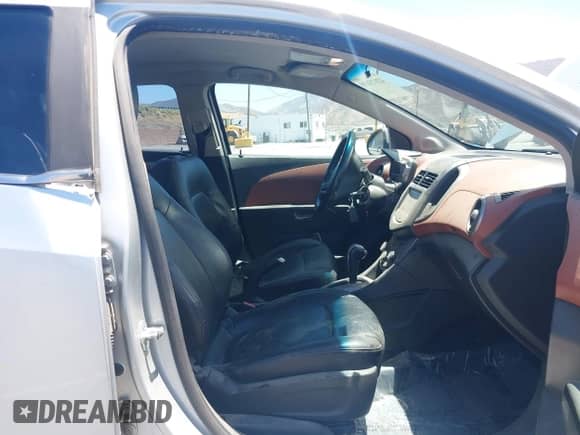2013 Chevrolet Sonic с VIN 1G1JE6SG0D4103770, выставлен на аукционе IAAI как лот 42673108 с пробегом Не указан миль и . История ставок и продаж доступна на DreamBid. Изображение 5.