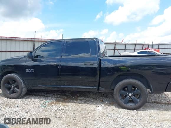 2014 Ram 1500 Express z VIN 1C6RR6KT6ES140158, wystawiony jako IAAI lot #42724514 z przebiegiem 133 831 mil mil oraz . Historia ofert i sprzedaży dostępna na DreamBid. Obrazek 14.