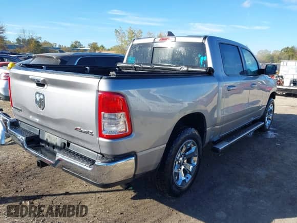 2019 Ram 1500 Big Horn z VIN 1C6RRFFG3KN704081, wystawiony jako IAAI lot #43415036 z przebiegiem 112 103 mil mil oraz . Historia ofert i sprzedaży dostępna na DreamBid. Obrazek 4.