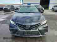 2021 Toyota Camry SE z VIN 4T1G11AK1MU525936, wystawiony jako Copart lot #84570115 z przebiegiem 88 468 mil mil oraz Czysty tytuł • Clean title. Historia ofert i sprzedaży dostępna na DreamBid. Obrazek 5.