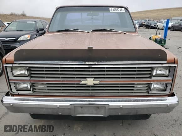 1983 Chevrolet Silverado 1500 z VIN 1GCDC14H0DF358975, wystawiony jako Copart lot #84255244 z przebiegiem 88 141 mil mil oraz Czysty tytuł • Clean title. Historia ofert i sprzedaży dostępna na DreamBid. Obrazek 5.