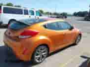 2017 Hyundai Veloster Value Edition z VIN KMHTC6AD0HU310528, wystawiony jako IAAI lot #42899436 z przebiegiem 124 865 mil mil oraz . Historia ofert i sprzedaży dostępna na DreamBid. Obrazek 4.