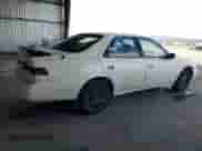 1998 Toyota Camry LE z VIN 4T1BG22K0WU327459, wystawiony jako Copart lot #85115735 z przebiegiem 359 604 mil mil oraz Czysty tytuł • Clean title. Historia ofert i sprzedaży dostępna na DreamBid. Obrazek 3.