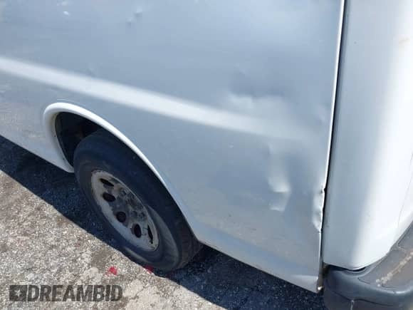 2011 Chevrolet Express Cargo z VIN 1GCSGAFX5B1149354, wystawiony jako IAAI lot #42196706 z przebiegiem Nie podano mil oraz . Historia ofert i sprzedaży dostępna na DreamBid. Obrazek 20.