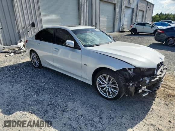2023 BMW 3 Series 330e xDrive z VIN 3MW39FS06P8D08614, wystawiony jako Copart lot #65201655 z przebiegiem 22 451 mil mil oraz Szkoda całkowita • Salvage title. Historia ofert i sprzedaży dostępna na DreamBid. Obrazek 4.