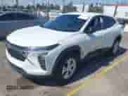 2025 Chevrolet Trax LS z VIN KL77LFEPXSC223210, wystawiony jako IAAI lot #42852006 z przebiegiem 21 384 mil mil oraz . Historia ofert i sprzedaży dostępna na DreamBid. Obrazek 17.