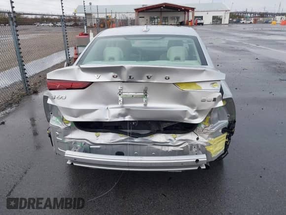 2022 Volvo S60 Momentum z VIN 7JRL12TZ9NG186640, wystawiony jako IAAI lot #41270568 z przebiegiem 15 789 mil mil oraz . Historia ofert i sprzedaży dostępna na DreamBid. Obrazek 17.