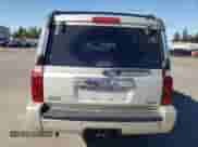 2008 Jeep Commander Limited z VIN 1J8HG58208C182836, wystawiony jako Copart lot #64780585 z przebiegiem 134 617 mil mil oraz Szkoda całkowita • Salvage title. Historia ofert i sprzedaży dostępna na DreamBid. Obrazek 6.