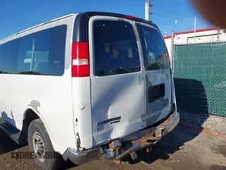 2009 Chevrolet Express Passenger z VIN 1GAHG35K591174852, wystawiony jako IAAI lot #43410418 z przebiegiem 229 583 mil mil oraz . Historia ofert i sprzedaży dostępna na DreamBid. Obrazek 6.