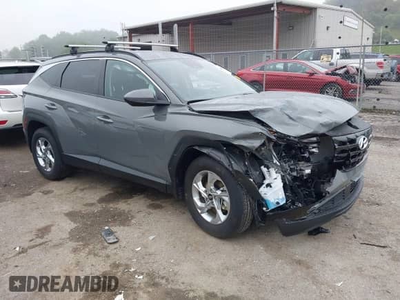 2024 Hyundai Tucson SEL z VIN 5NMJBCDE2RH405098, wystawiony jako IAAI lot #42766392 z przebiegiem 3 902 mil mil oraz . Historia ofert i sprzedaży dostępna na DreamBid. Obrazek 1.