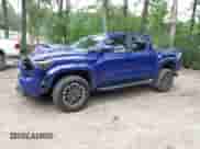 2024 Toyota Tacoma SR5 z VIN 3TMLB5JN5RM079724, wystawiony jako IAAI lot #42507488 z przebiegiem 6 543 mil mil oraz . Historia ofert i sprzedaży dostępna na DreamBid. Obrazek 2.