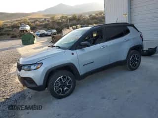 2025 Jeep Compass Trailhawk с VIN 3C4NJDDN3ST565770, выставлен на аукционе Copart как лот 81418455 с пробегом Не указан миль и На запчасти • Non repairable. История ставок и продаж доступна на DreamBid. Изображение 1.