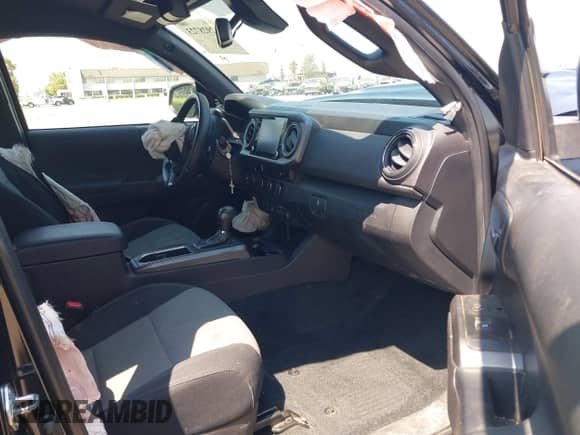 2023 Toyota Tacoma SR5 z VIN 3TMDZ5BN7PM148621, wystawiony jako IAAI lot #42928723 z przebiegiem 70 708 mil mil oraz . Historia ofert i sprzedaży dostępna na DreamBid. Obrazek 5.