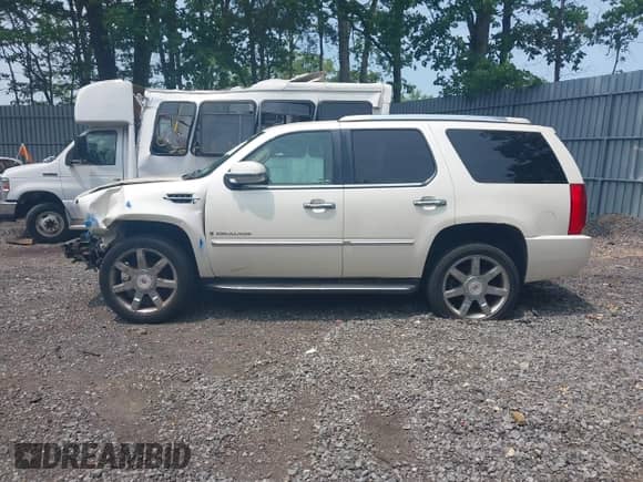 2009 Cadillac Escalade z VIN 1GYFK23249R194354, wystawiony jako IAAI lot #42406677 z przebiegiem 156 770 mil mil oraz . Historia ofert i sprzedaży dostępna na DreamBid. Obrazek 15.