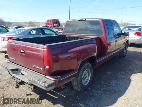 1996 GMC Sierra 1500 z VIN 2GTEC19M8T1563153, wystawiony jako IAAI lot #41812833 z przebiegiem 347 836 mil mil oraz . Historia ofert i sprzedaży dostępna na DreamBid. Obrazek 4.