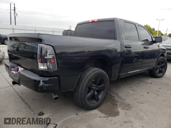 2018 Ram 1500 Tradesman z VIN 1C6RR6KG8JS280175, wystawiony jako Copart lot #77013914 z przebiegiem 45 110 mil mil oraz Szkoda całkowita • Salvage title. Historia ofert i sprzedaży dostępna na DreamBid. Obrazek 3.