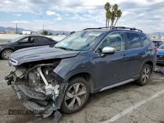 2021 Subaru Forester Touring z VIN JF2SKAXC5MH435727, wystawiony jako Copart lot #83760945 z przebiegiem 68 857 mil mil oraz Szkoda całkowita • Salvage title. Historia ofert i sprzedaży dostępna na DreamBid. Obrazek 1.