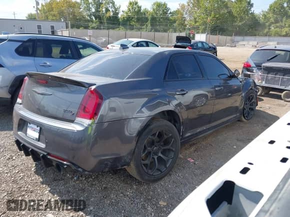 2021 Chrysler 300 S z VIN 2C3CCABT9MH515876, wystawiony jako IAAI lot #43245438 z przebiegiem 45 238 mil mil oraz . Historia ofert i sprzedaży dostępna na DreamBid. Obrazek 4.