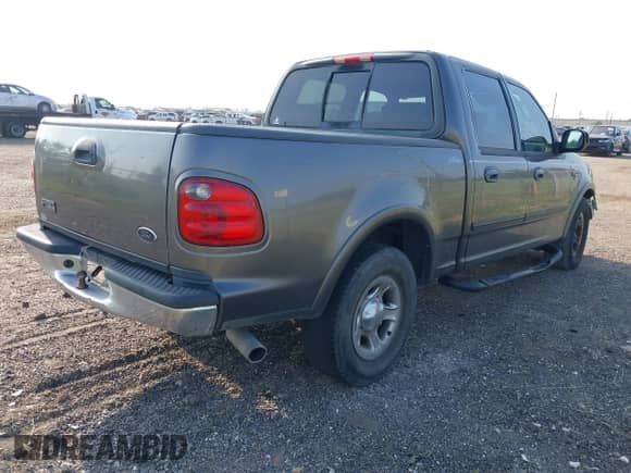 2003 Ford F-150 XLT z VIN 1FTRW07L73KD23542, wystawiony jako IAAI lot #43393241 z przebiegiem Nie podano mil oraz . Historia ofert i sprzedaży dostępna na DreamBid. Obrazek 4.