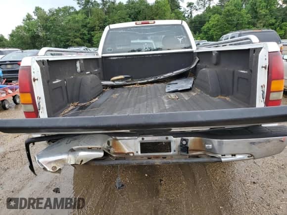 2000 Chevrolet Silverado 1500 with VIN 1GCEC14W3YE252499, listed as a Copart auction lot 61003345 with 203,784 mi miles and Salvage title. Bid and sale history available at DreamBid. Image 6.
