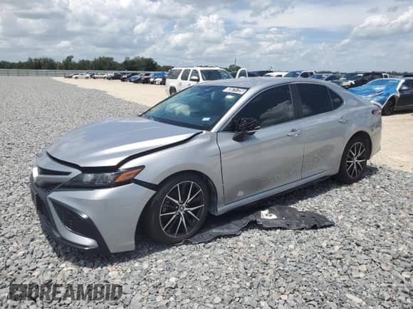 2023 Toyota Camry SE z VIN 4T1G11AK9PU104521, wystawiony jako Copart lot #63671725 z przebiegiem 69 960 mil mil oraz Nie do naprawy • Non repairable. Historia ofert i sprzedaży dostępna na DreamBid. Obrazek 1.