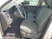 2021 Ram 1500 Tradesman z VIN 1C6RR6FG8MS547975, wystawiony jako Copart lot #69693145 z przebiegiem 50 558 mil mil oraz Szkoda całkowita • Salvage title. Historia ofert i sprzedaży dostępna na DreamBid. Obrazek 7.