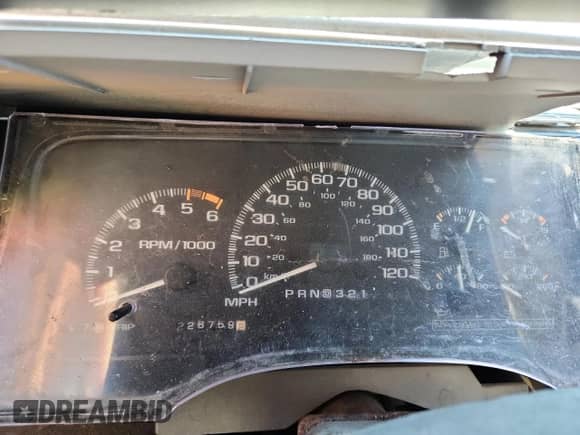 1999 Chevrolet Silverado 2500 with VIN 1GCGK29R4XF051160, listed as a Copart auction lot 67233005 with 226,759 mi miles and Salvage title. Bid and sale history available at DreamBid. Image 9.